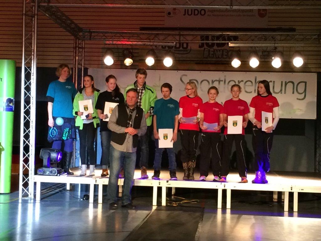 v.l.n.r.: Daja Reddingius-Reckmann (Betreuerin), Tessa Fobbe, Emely Reinhold (beide WK3 w), Herr Makel (Bürgermeister Nienhagen), Bennett Volkmann, Joris Reckmann (beide WK3 m), Benita Grohmann, Carolin Grüne, Marit Reckmann und Janina Schmid (alle WK4 w)