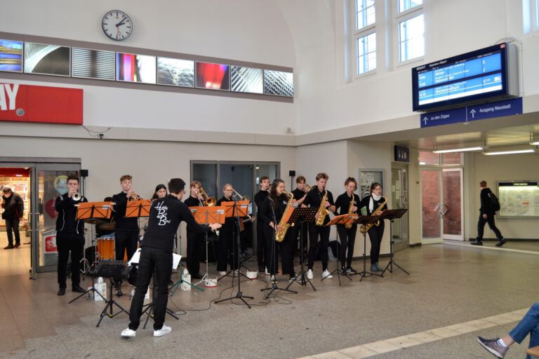 Read more about the article Hölty Bigband spielt im Celler Bahnhof