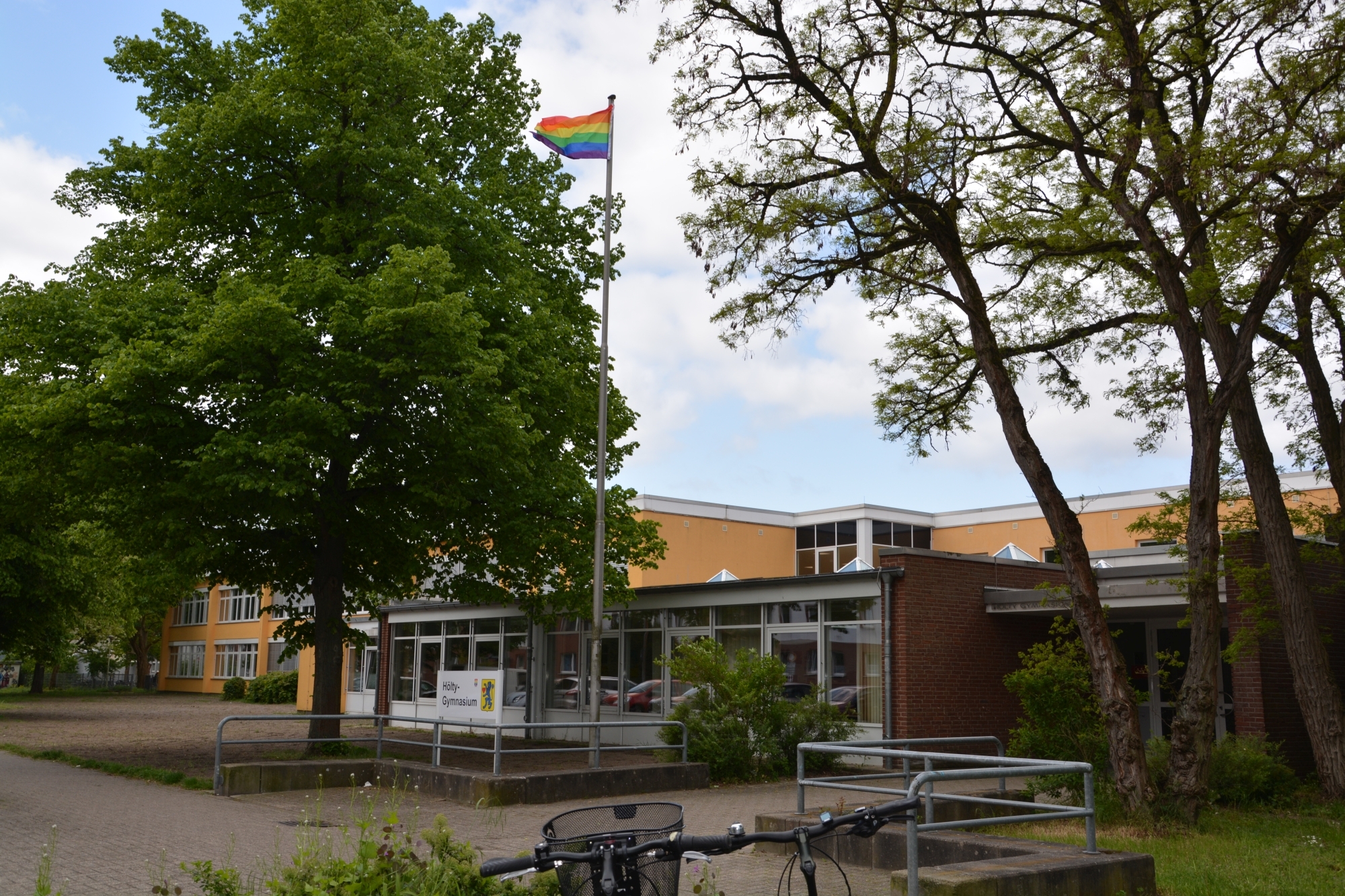 Hölty hisst Regenbogenbanner anlässlich des „Internationalen Tages gegen Homo-, Bi-, Inter- und Transphobie“