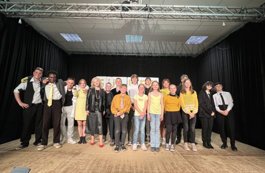 Vereinte Hölty-Theater-AG aus Hambühren und Celle zeigt Dürrenmatts „Der Besuch der alten Dame“
