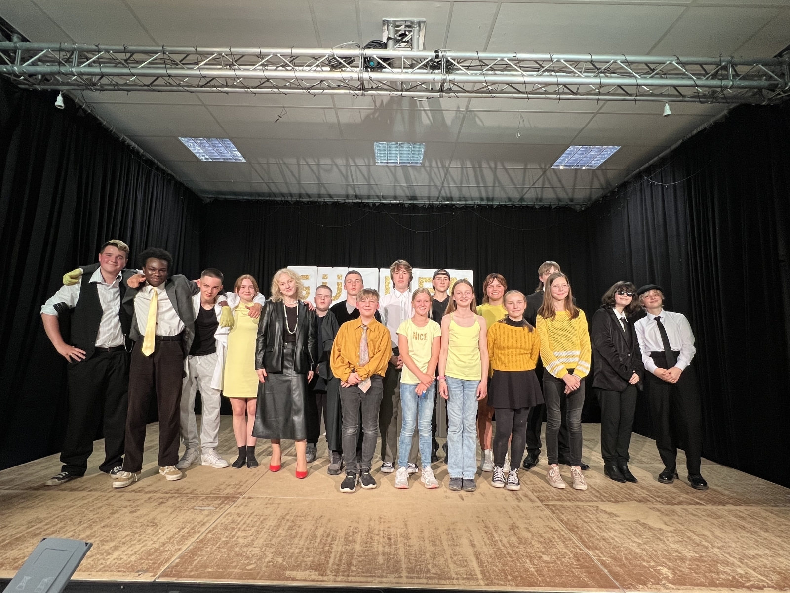 Vereinte Hölty-Theater-AG aus Hambühren und Celle zeigt Dürrenmatts „Der Besuch der alten Dame“