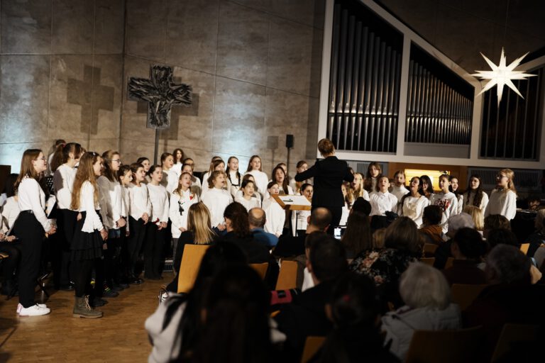 Read more about the article Internationale Klänge beim Hölty-Weihnachtskonzert in der Pauluskirche