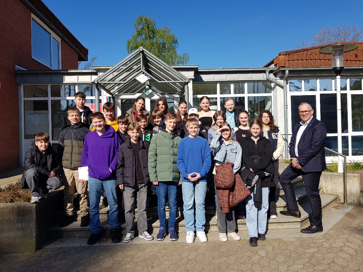 Schülerinnen und Schüler des Hölty-Gymnasiums zu Besuch im Rathaus Hambühren