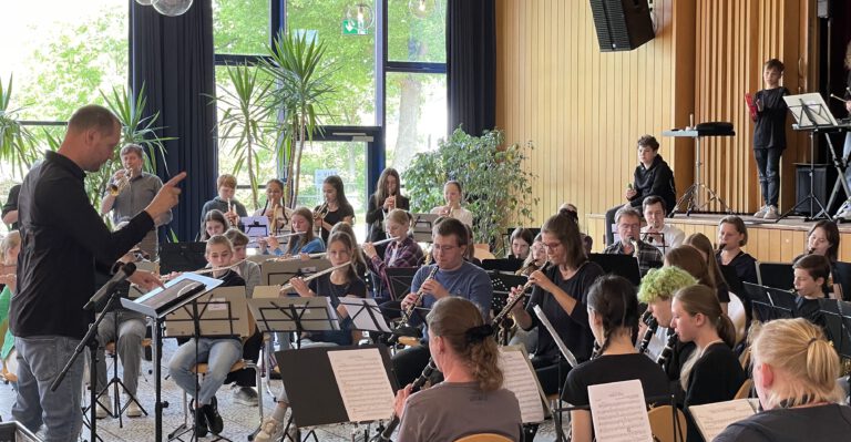 Mehr über den Artikel erfahren Gemeinsamer Probentag und Konzert mit dem Symphonischen Blasorchester Celle