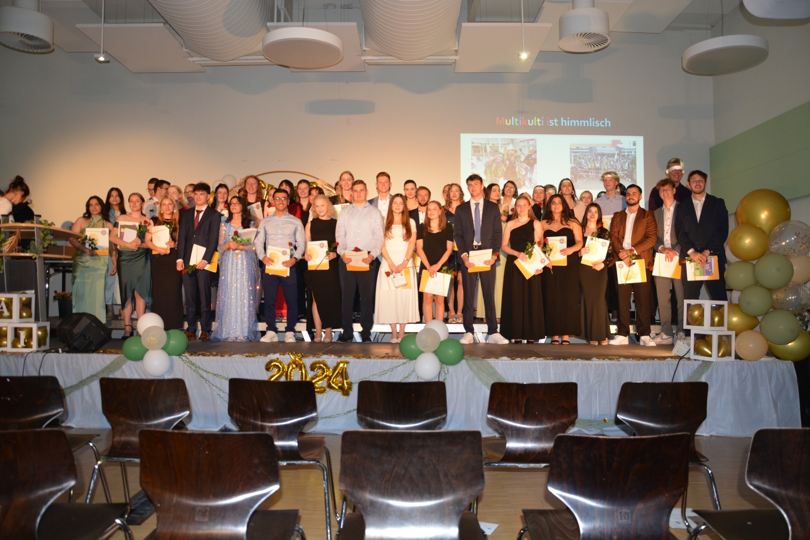 „Wir werden euch vermissen“: Hölty-Gymnasium verabschiedet 49 Abiturientinnen und Abiturienten
