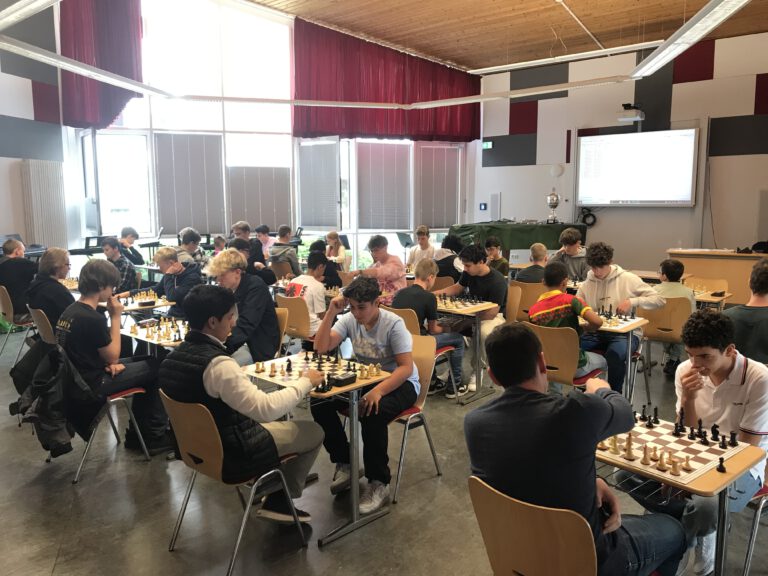 Mehr über den Artikel erfahren Schachmeisterschaft am Hölty-Gymnasium: Tjorge Peters Gesamtsieger