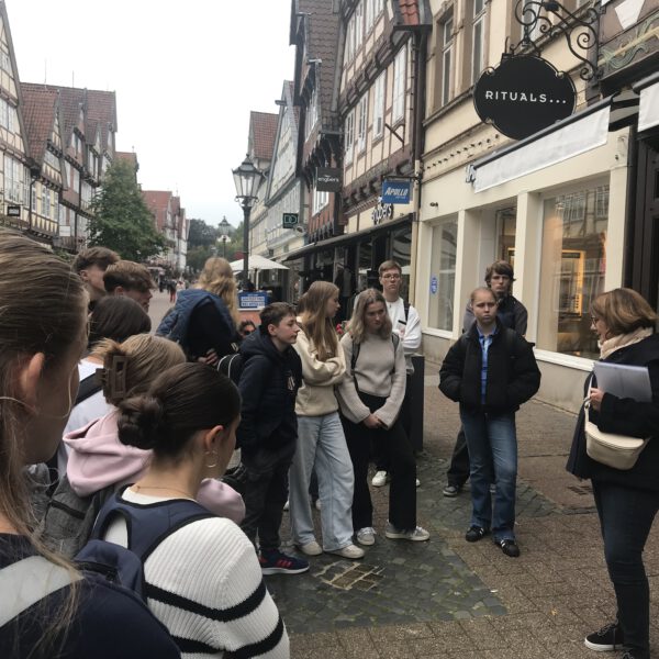 Exkursion der 10c in die Celler Altstadt – Eine historische Spurensuche zu den Stolpersteinen