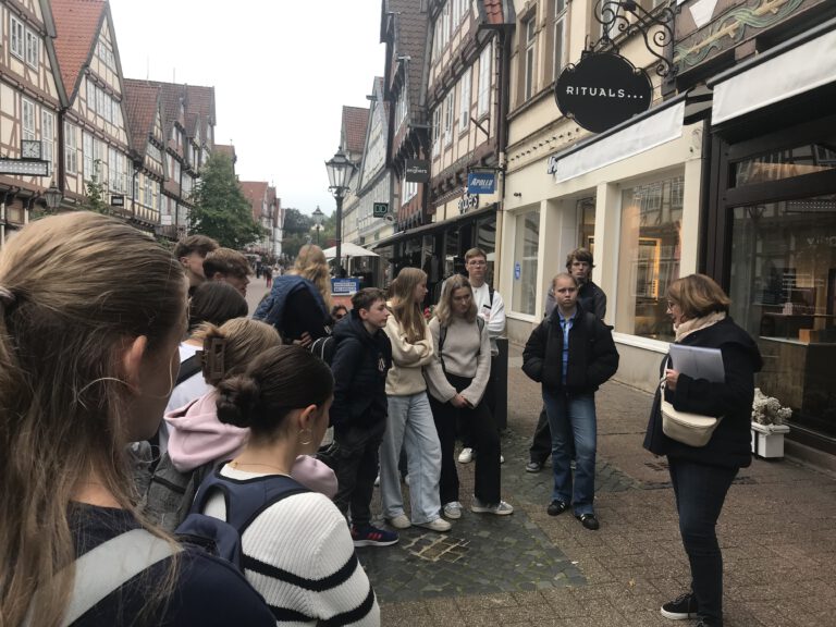 Mehr über den Artikel erfahren Exkursion der 10c in die Celler Altstadt – Eine historische Spurensuche zu den Stolpersteinen