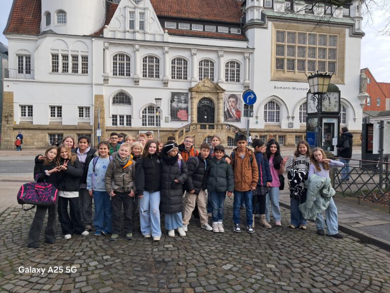 Höltyanerinnen und Höltyaner versuchen sich als Archäologen – Die Klassen 5b und 5c zu Besuch im Bomann-Museum Celle