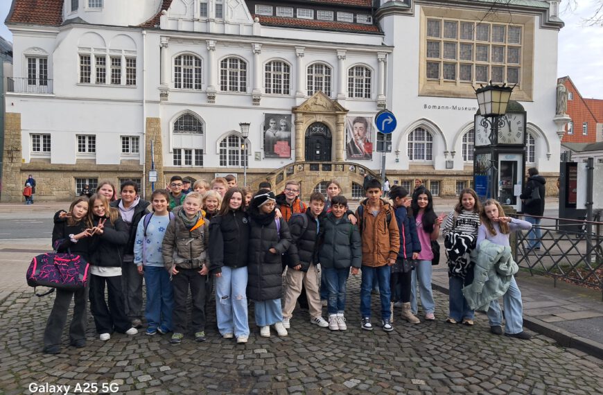 Höltyanerinnen und Höltyaner versuchen sich als Archäologen – Die Klassen 5b und 5c zu Besuch im Bomann-Museum Celle