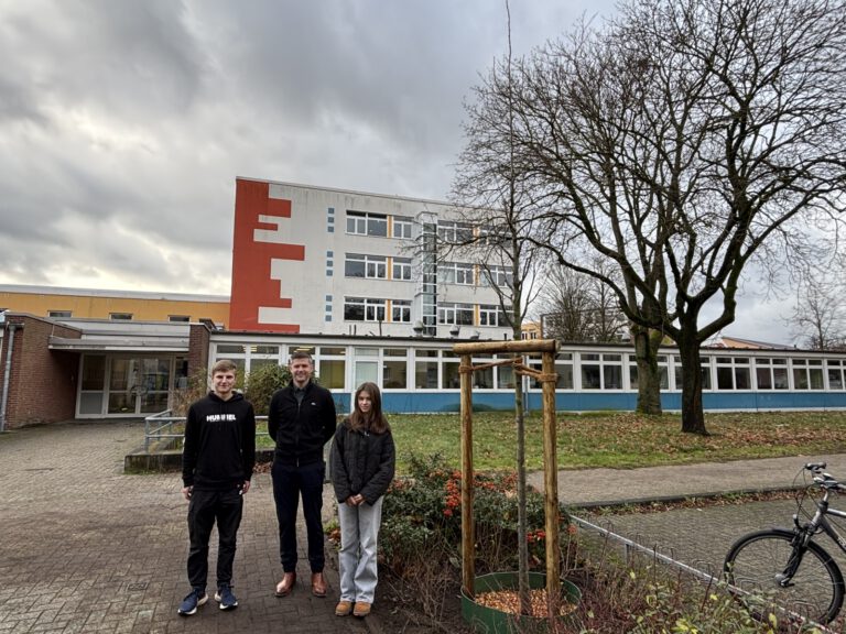 Mehr über den Artikel erfahren Unter den Linden – Ein Abschiedsgeschenk des Hölty-Gymnasiums an die Heese