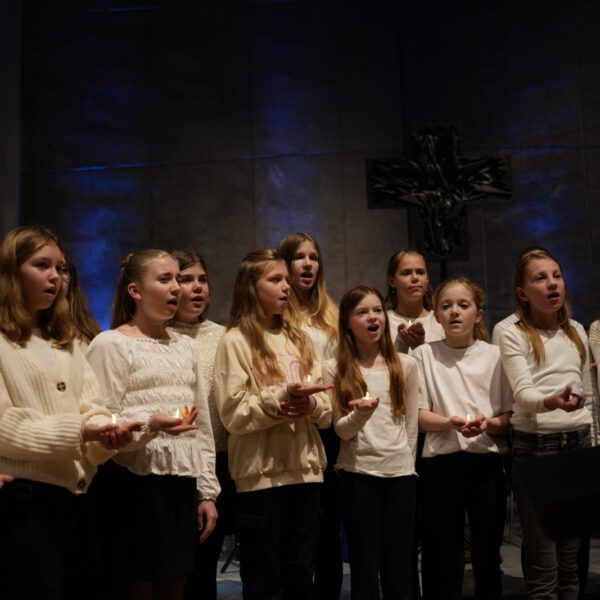 Musikgruppen des Höltys begeistern mit Spielfreude beim traditionellen Weihnachtskonzert in der Pauluskirche