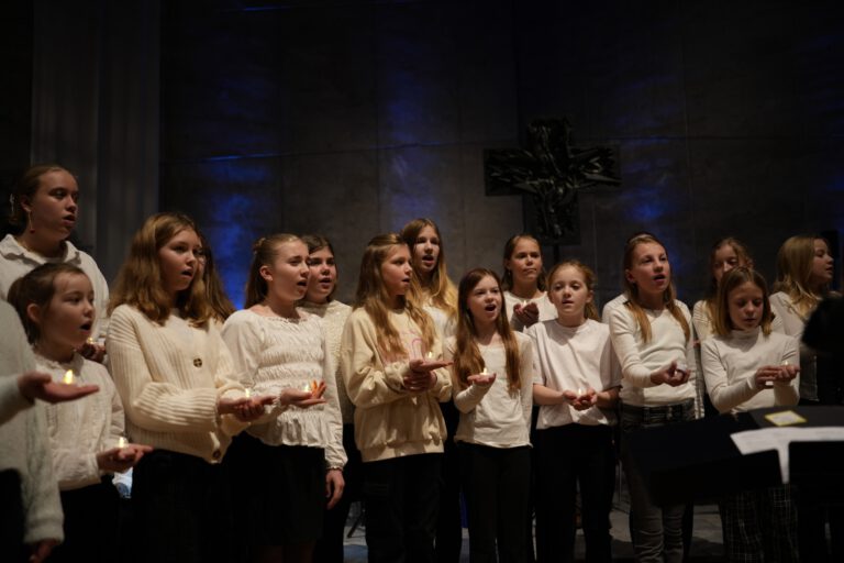 Mehr über den Artikel erfahren Musikgruppen des Höltys begeistern mit Spielfreude beim traditionellen Weihnachtskonzert in der Pauluskirche