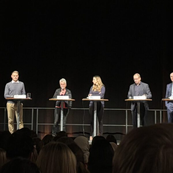 Podiumsdiskussion zur Bundestagswahl in der CD-Kaserne mit vielen Fragen der Schülerinnen und Schüler