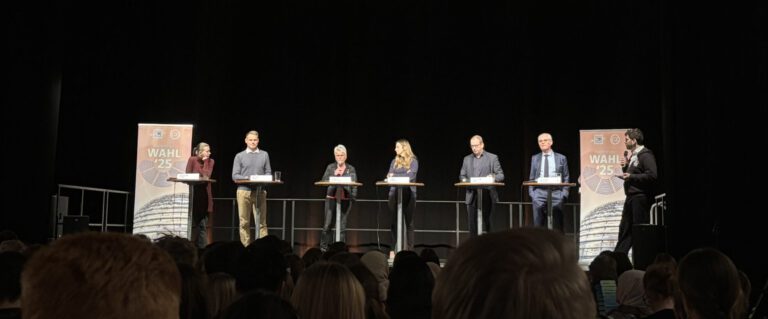 Mehr über den Artikel erfahren Podiumsdiskussion zur Bundestagswahl in der CD-Kaserne mit vielen Fragen der Schülerinnen und Schüler