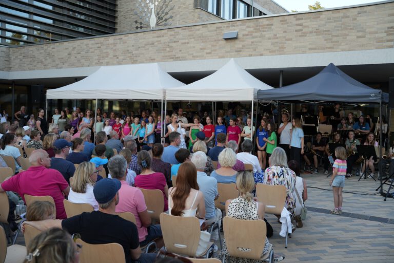 Mehr über den Artikel erfahren Höchstleistungen bei Höchsttemperaturen: Erstes Hölty-Sommerkonzert in Hambühren
