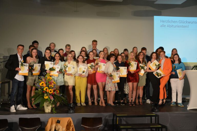 Read more about the article Hölty-Gymnasium verabschiedet 70 Abiturientinnen und Abiturienten