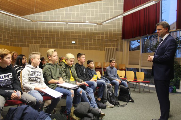 Read more about the article Besuch des Oberbürgermeisters Dr. Jörg Nigge am Hölty-Gymnasium