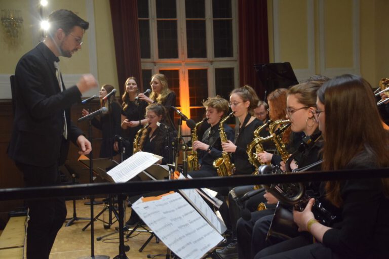 Read more about the article Schule ist mehr als nur Unterricht“ – Das Hölty-Bigband-Konzert im Beckmann-Saal (mit Video)