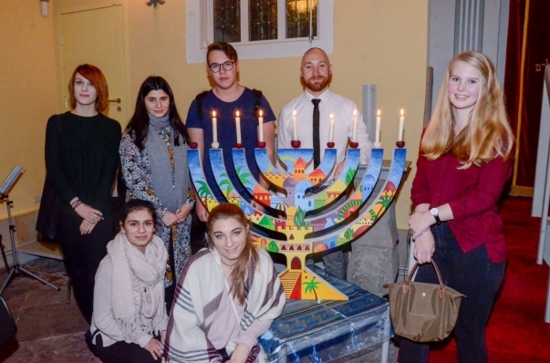 Read more about the article Chag Chanukka Sameach – <br>Hölty-Schülerinnen und -Schüler nehmen an jüdischem  Lichterfest teil