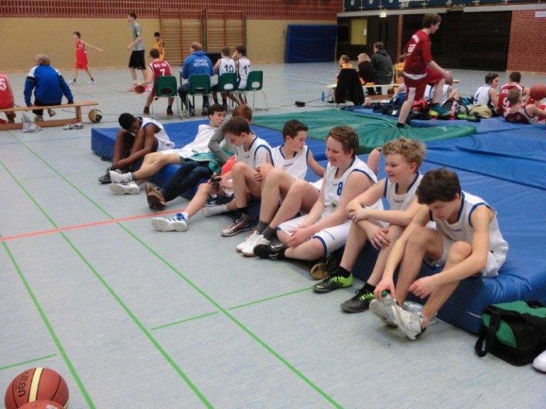 Read more about the article Hölty-Gymnasium belegt den 3. Platz beim Basketball-Bezirksentscheid