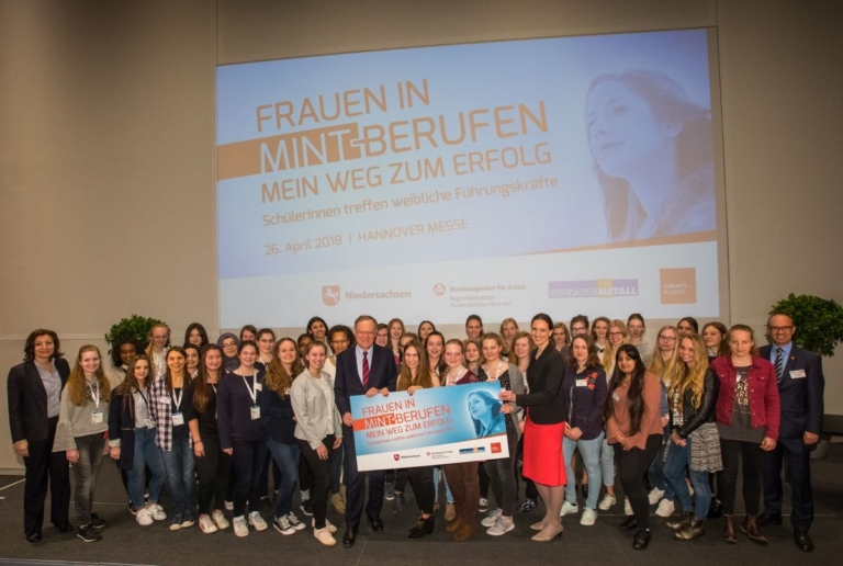 Read more about the article Frauen in MINT-Berufen – Schülerinnen treffen weibliche Führungskräfte