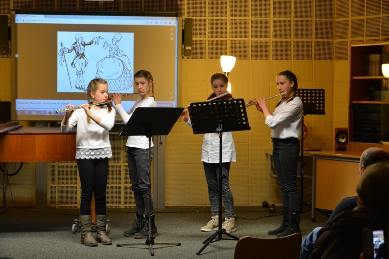 Read more about the article Sanfte Klänge treffen auf andächtige Stille – Kammermusik am Hölty-Gymnasium