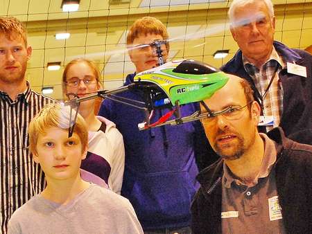 You are currently viewing Mini-Helikopter faszinieren beim Hölty-Modellbautag (Cellesche Zeitung vom 18.12.2013)