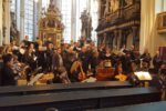 Chor des Hölty-Gymnasiums und Profichöre auf einer Bühne