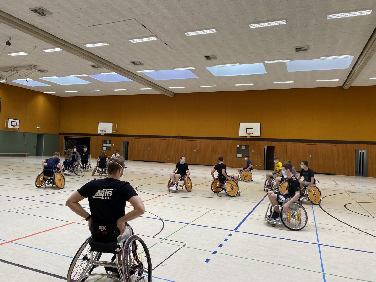You are currently viewing „Von Behindertensportlern lernen“ – Schulprojekt am Hölty baut Berührungsängste ab