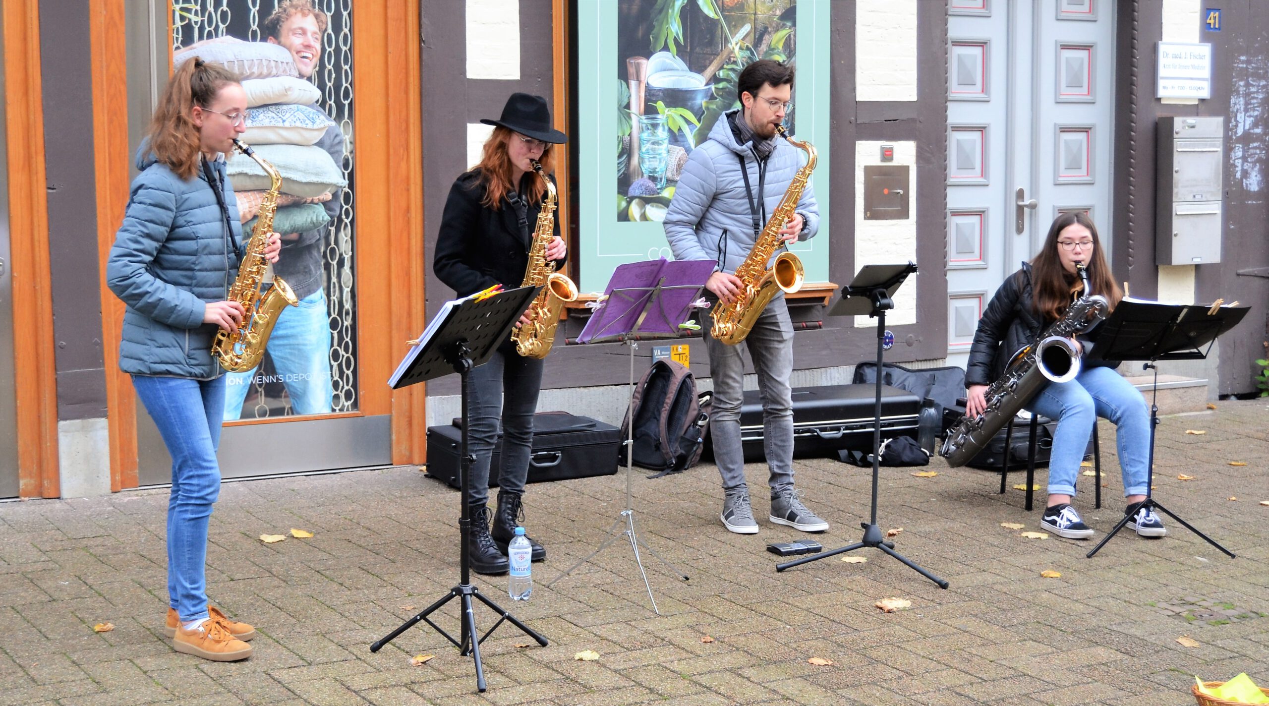You are currently viewing Saxophonquartett begeistert Celler Passanten in der Innenstadt (auch Cellesche Zeitung vom 10.11.2021)