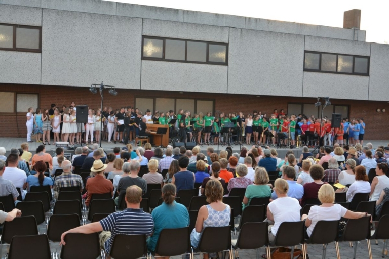 Read more about the article Open-Air-Flair beim Sommerkonzert des Hölty-Gymnasiums (mit Video)