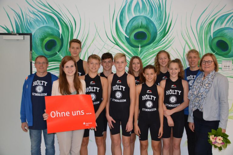 Read more about the article Sparkasse unterstützt Triathleten des Hölty-Gymnasiums – neue Anzüge für den Wettkampf